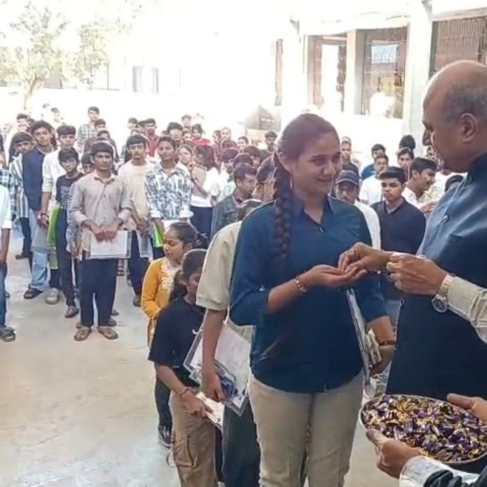 જામનગરમાં ધોરણ 10-12ની BOARD પરીક્ષા 28,538 વિદ્યાર્થીઓ સાથે CCTV નિરીક્ષણ હેઠળ શરૂ થઈ.",