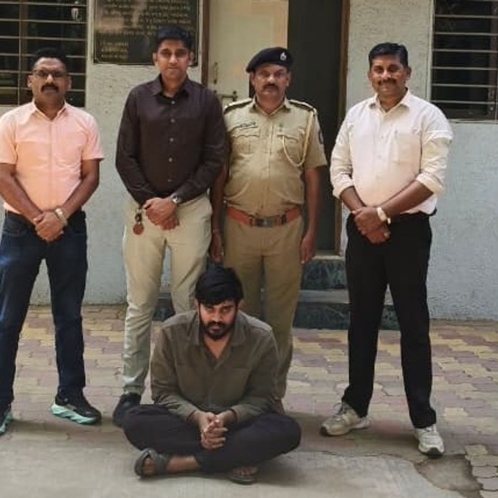 સુરતમાં ઓનલાઇન ઇન્વેસ્ટમેન્ટ છેતરપિંડીમાં વધુ એક ઝડપાયો, ₹1.09 કરોડની છેતરપિંડીમાં કુલ પાંચ આરોપીઓની ધરપકડ.",