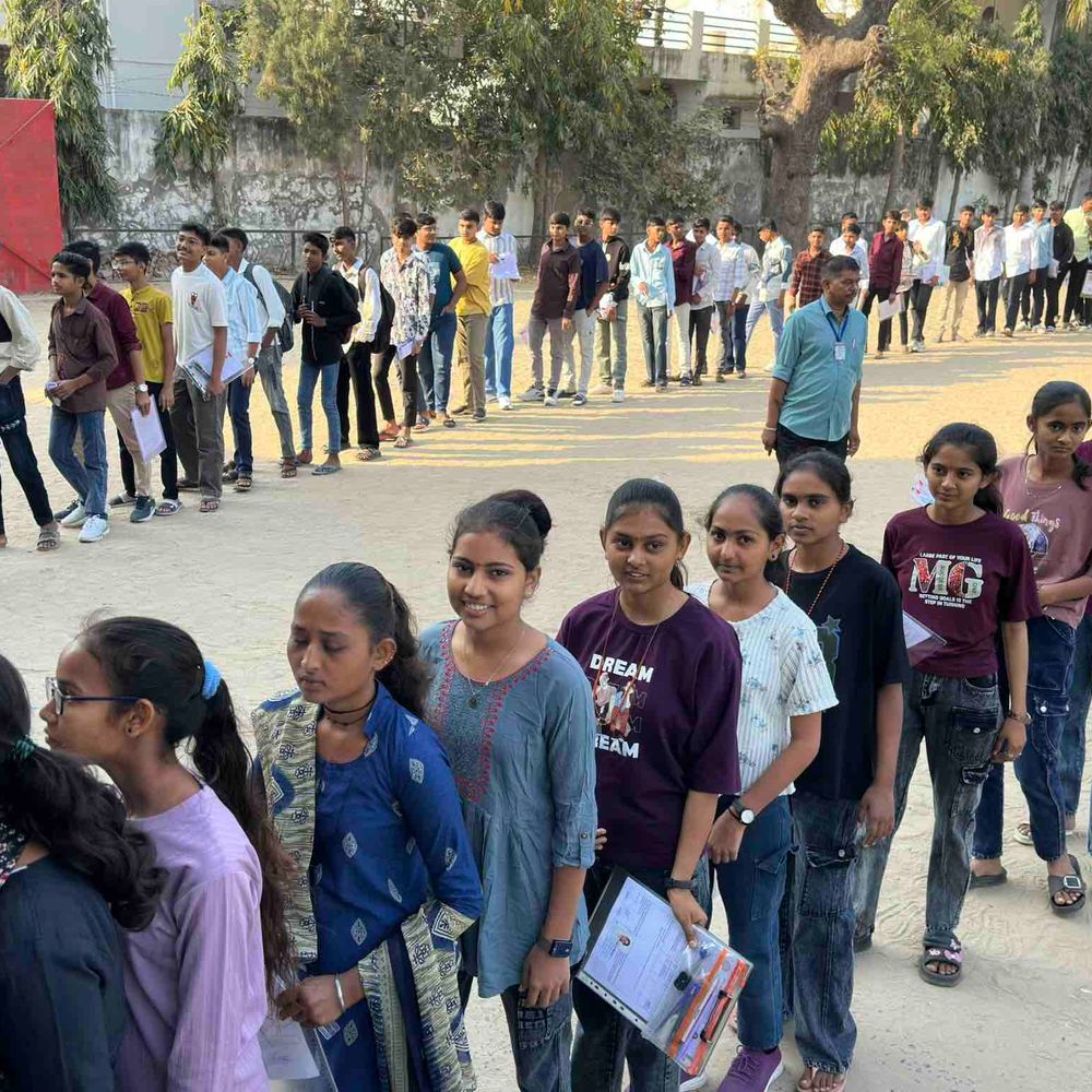 ધોરણ 10-12 બોર્ડ પરીક્ષા: પાટણમાં વિદ્યાર્થીઓનું સ્વાગત અને વાલીઓની ભીડનું વર્ણન આ લેખમાં કરવામાં આવ્યું છે.