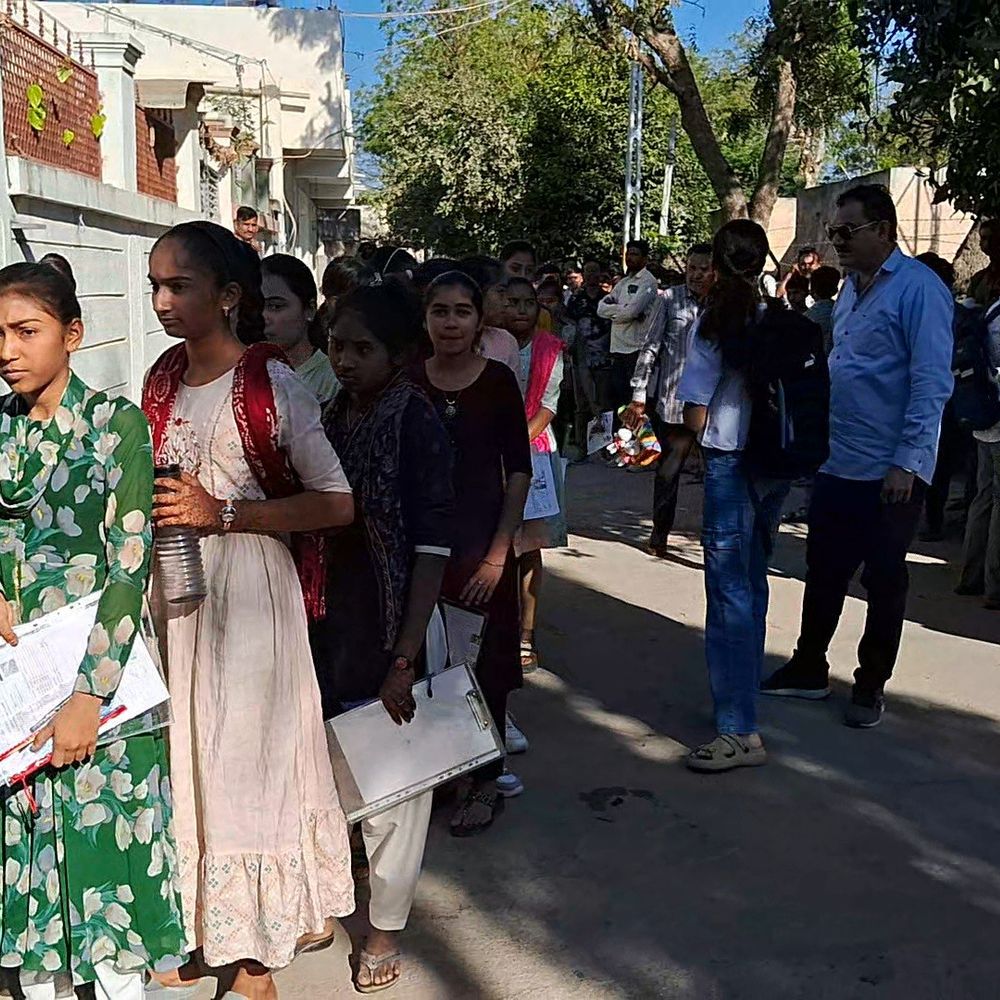 બોટાદમાં ધોરણ 10-12ની બોર્ડ પરીક્ષા શરૂ: 58 કેન્દ્રો પર 16,554 વિદ્યાર્થીઓ પરીક્ષા આપશે, તિલકથી શુભકામના.