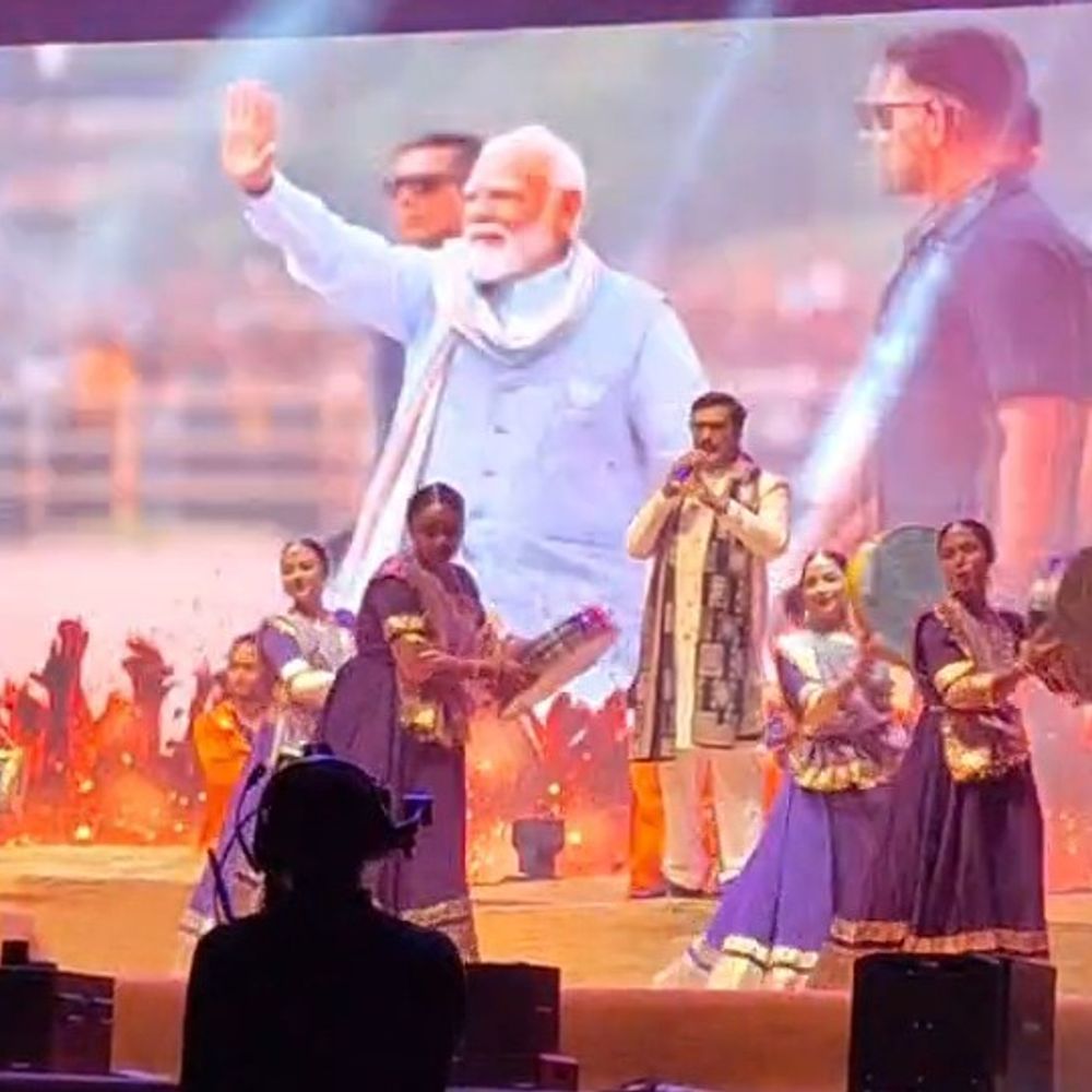 વલસાડમાં PM મોદીના જીવન પર આધારિત ‘નમોત્સવ’ કાર્યક્રમ યોજાયો, જેમાં ડ્રોન શો અને મલ્ટીમીડિયા પ્રસ્તુતિ આકર્ષણનું કેન્દ્ર રહ્યા.