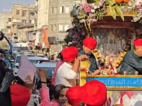 અમદાવાદ: નગરદેવી ભદ્રકાળીની નગરચર્યા, પરીક્ષા પહેલા વિદ્યાર્થીઓએ આશીર્વાદ લીધા, ઢોલ નગારા સાથે યાત્રા ખાડિયા પહોંચી.