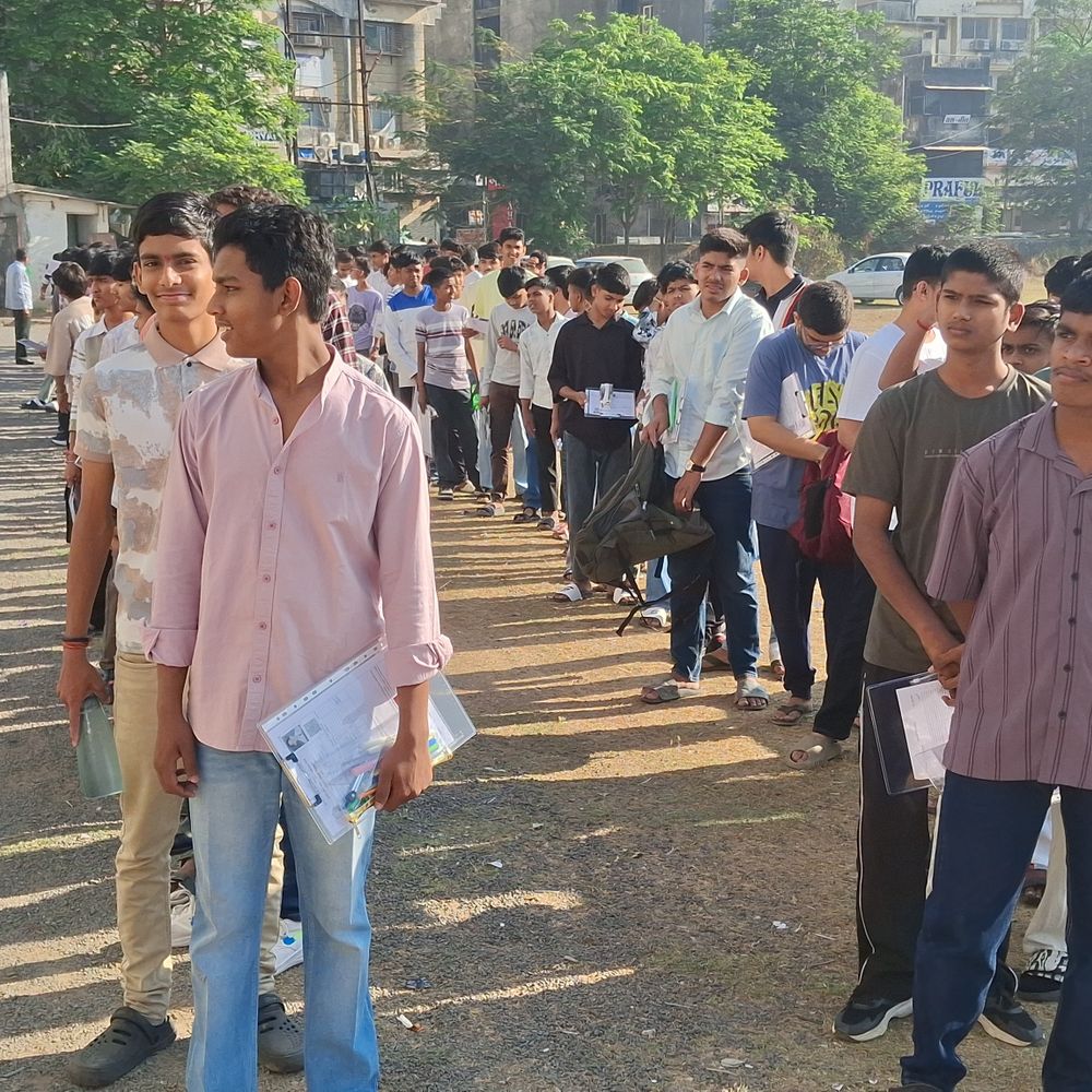 વલસાડમાં ધોરણ 10-12ની બોર્ડ પરીક્ષા શરૂ; 51,415 વિદ્યાર્થીઓ 57 કેન્દ્રો પર પરીક્ષા આપશે, જે CCTVથી સજ્જ છે.",