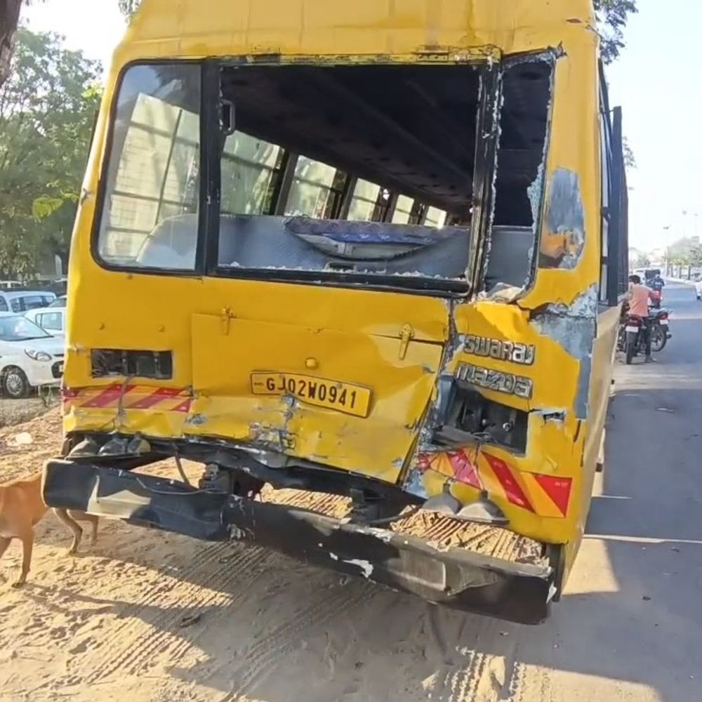 ડમ્પર દ્વારા સ્કૂલ બસને ટક્કર: શબરી વિદ્યાવિહારના 4 વિદ્યાર્થી ઘાયલ, ગાંધીનગર લિંક રોડ પર અકસ્માત.
