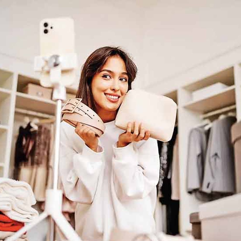 દંભી લોકો સમાજ માટે જોખમી છે: સુનામીની જેમ દંભ સત્યથી દૂર રાખે છે, તેથી દંભનું દહન જરૂરી છે.