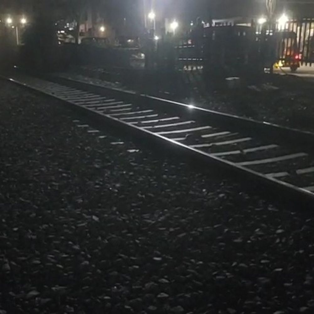 નવસારીમાં ટ્રેન અડફેટે અજાણ્યા યુવકનું મોત: ઓવરબ્રિજ હોવા છતાં શોર્ટકટ લેતા અકસ્માત સર્જાયો.