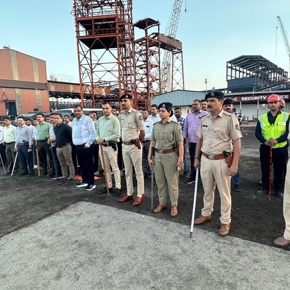 હજીરામાં તોફાન બાદ પોલીસ એક્શન: LT કર્મચારીઓ એકઠા થતા હટાવાયા, તમામ INDUSTRIAL યુનિટ પર પોલીસ બંદોબસ્ત.