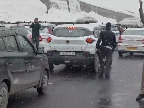 રાજસ્થાન-MPમાં ગરમી, હરિયાણામાં વરસાદની શક્યતા, હિમાચલમાં હિમવર્ષા અને અટલ ટનલ પાસે ટ્રાફિક જામ.