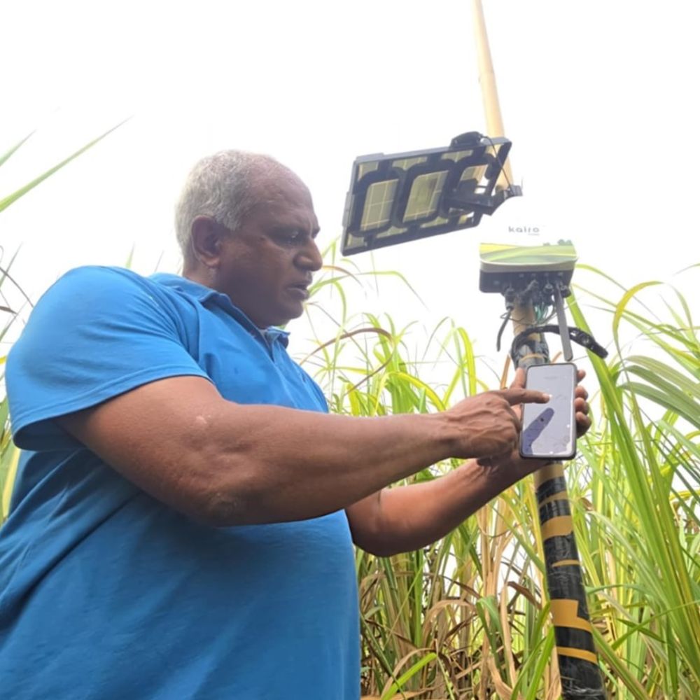 હાંસાપોરના ખેડૂતે ખેતરમાં વેધર સ્ટેશન વસાવ્યું: જમીન ભેજ, હવામાન, પવનની માહિતીથી ખેતીમાં ફાયદો.