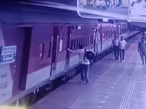 ચાલુ ટ્રેને ચઢતા મુસાફર લપસ્યા, RPF જવાનોએ બચાવ્યો જીવ; પ્લેટફોર્મ અને ટ્રેન વચ્ચે ફસાયો.