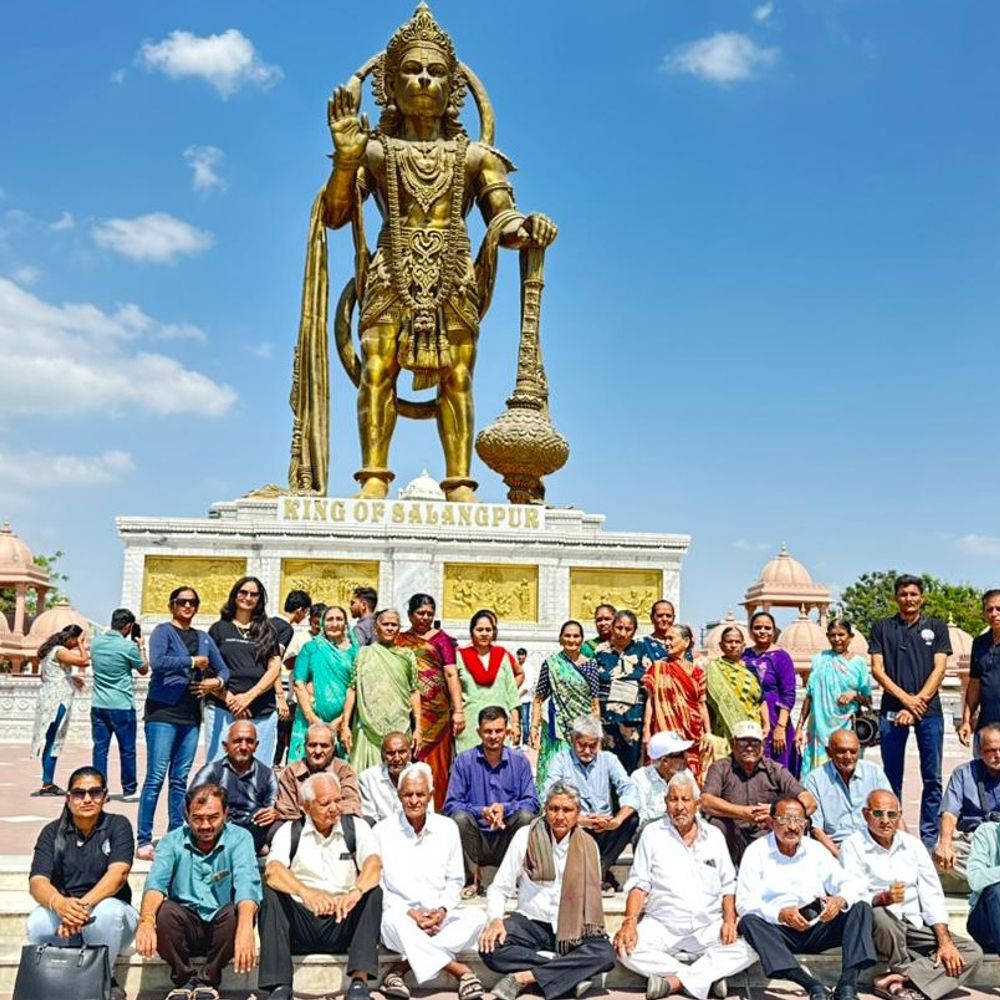 ગોંડલના ટ્રસ્ટે ચરખડીના 50 વૃદ્ધોને સાળંગપુર દર્શન કરાવ્યા, પાળિયાદ, કુંડળ, ગઢડા મંદિરોની પણ યાત્રા કરાવી.