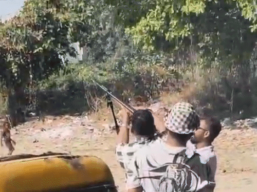 વડોદરામાં એક્સ આર્મીમેનનું હવામાં ફાયરિંગ, વીડિયો વાઇરલ થતા પોલીસે ગુનો નોંધ્યો.