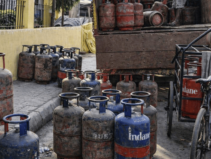 સિમ વગર વોટ્સએપ બંધ, રેલવે ટિકિટિંગ એપમાં ફેરફાર અને UPI ટ્રાન્જેક્શન નિયમો બદલાયા