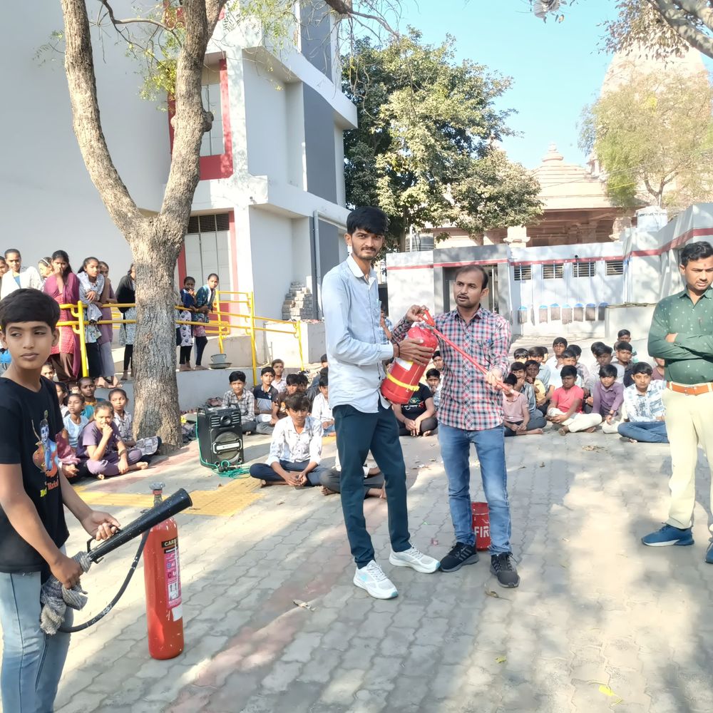 તરઘરા શાળામાં આપત્તિ વ્યવસ્થાપન તાલીમ: શિક્ષકો-વિદ્યાર્થીઓને સ્વ-બચાવ અને સહાય માટે માર્ગદર્શન અપાયું.