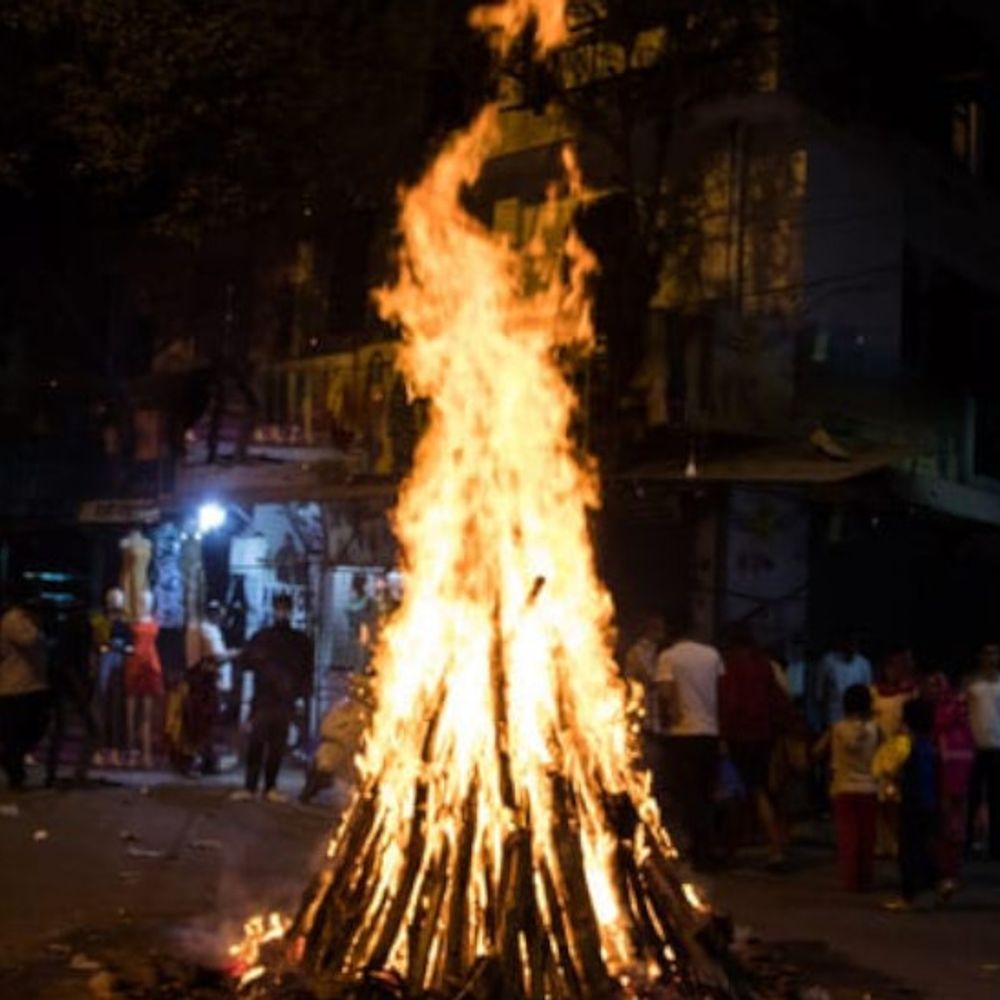 આજે હોલિકા દહનનું મહત્વ, માન્યતાઓ અને હોળીમાં કઈ વસ્તુઓ નાખવામાં આવે છે અને પરિક્રમા શા માટે કરવામાં આવે છે.