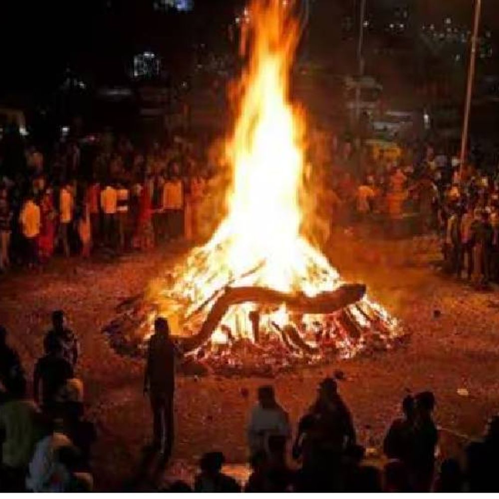 હોળીની ઝાળ પરથી વર્ષ કેવું રહેશે તે નક્કી થશે; આગાહીકારોની આગાહી અને હોલિકા દહન.",