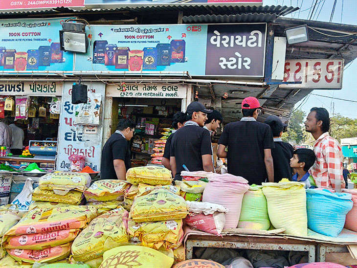 ધૂળેટીમાં ગુલાલ સિલિન્ડર અને કાર્ટૂન પિચકારીઓની ડિમાન્ડ, ભાવમાં 10%નો વધારો, હર્બલ કલર અને ફ્રુટની સુગંધ ઉપલબ્ધ.