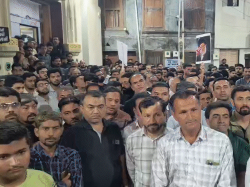 ભાવનગરમાં અયાતુલ્લાહ સૈયદ અલી ખામેનીના નિધન પર શોકસભા: ખોજા શિયા સમાજનો ત્રણ દિવસનો શોક અને ધંધા બંધની અપીલ.",