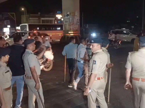 હોળી અને રમજાનના પગલે પોલીસનું ફૂટ પેટ્રોલીંગ:તહેવોરામાં કાયદો અને વ્યવસ્થાની સ્થિતિ જાળવી રાખવા રાત્રિના સમયે પોલીસના ધાડા ઉતર્યા, ડ્રોનથી ચેકિંગ