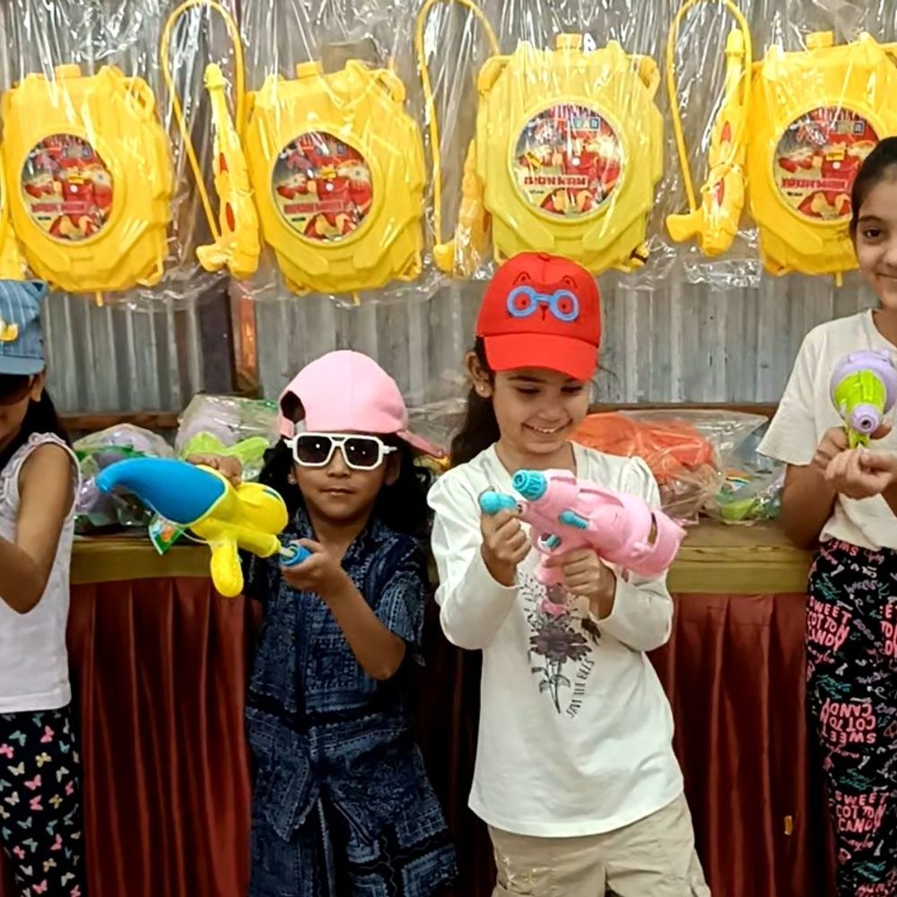 ધૂળેટીની ઉજવણી: ઇલેક્ટ્રોનિક પિચકારી અને ઓર્ગેનિક-ફૂડ ફ્લેવર્સના રંગોની ડિમાન્ડ, બજારોમાં આકર્ષણ.