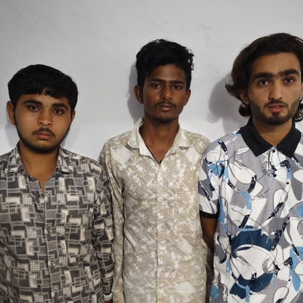 બહિયલમાં 20 કિલો ગૌમાંસ સાથે ત્રણ ઝડપાયા: સ્થાનિકોના હોબાળા બાદ પોલીસ દરોડો, ઘર કતલખાનું બન્યું.