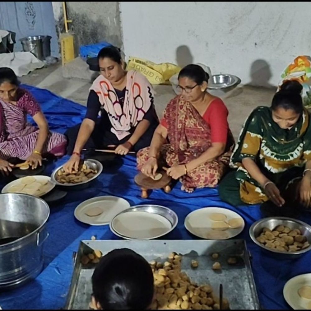 બોટાદ: 54 વર્ષથી પદયાત્રી સંઘ માટે સેવા યજ્ઞ, શ્રીનાથજી અને ગિરધરનગર લોકોની ચોટીલા જતા પદયાત્રીઓ માટે સેવા.",