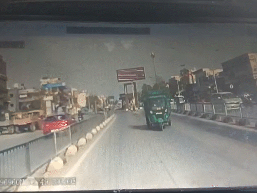 BRTS રૂટમાં ટેમ્પોની બસને ટક્કર: જહાંગીરપુરાથી અલથાણ જતી બસને કૈલાશનગર પાસે અકસ્માત, CCTV ફૂટેજમાં ઘટના કેદ.