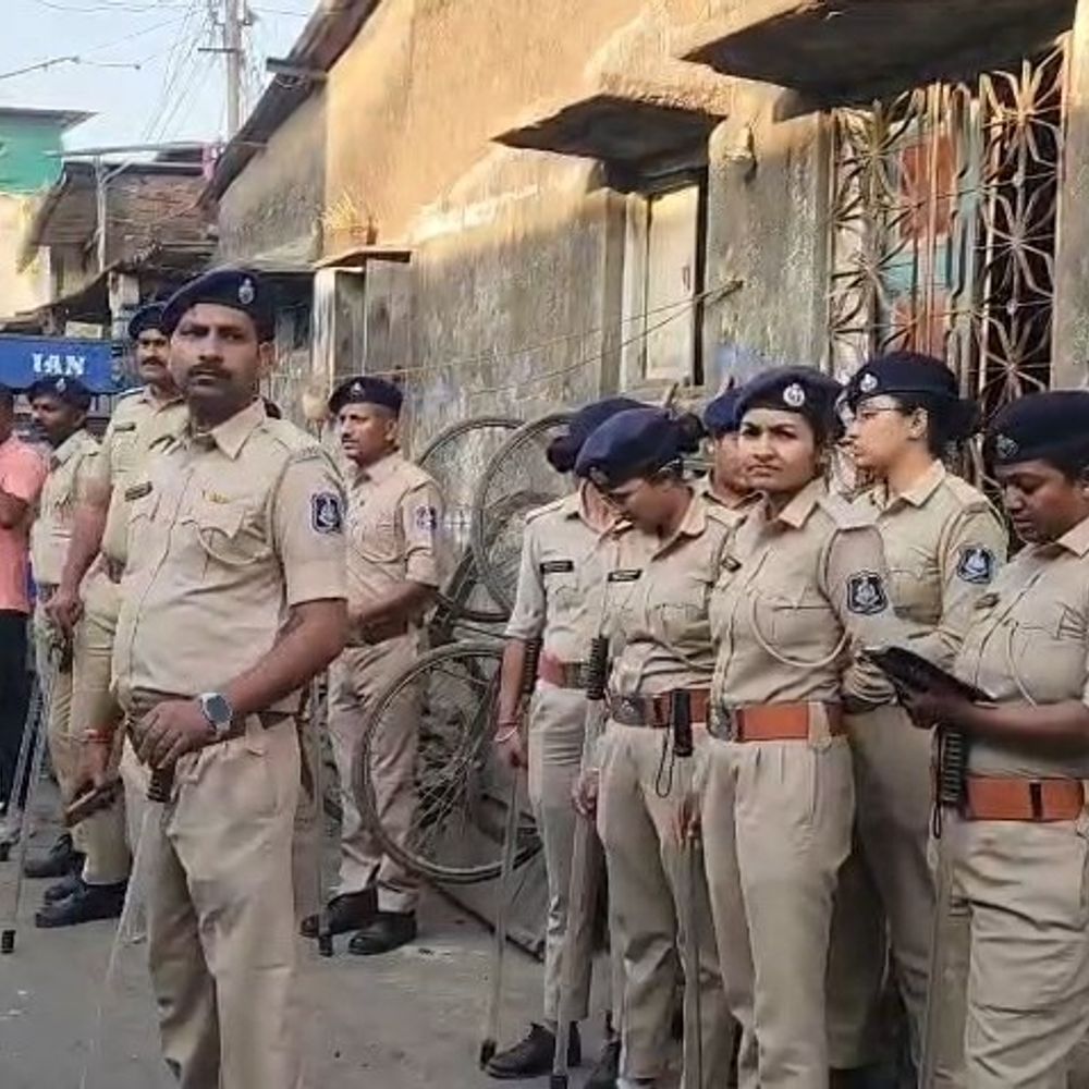 વલસાડ પોલીસે ધોબી તળાવ વિસ્તારમાં મેગા કોમ્બિંગ કરી ₹46,000 દંડ વસૂલ્યો, લિસ્ટેડ ગુનેગારોના રહેઠાણો સુધી તપાસ કરી.