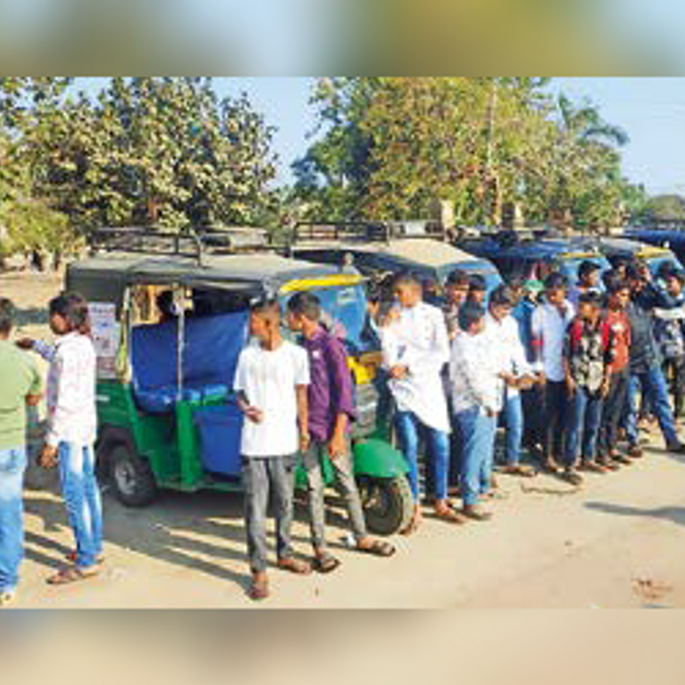 મંડે પોઝિટીવ: મજૂર માતાપિતાને તેમના બાળકોને બોર્ડની પરીક્ષા કેન્દ્ર સુધી મૂકવા અને લેવાની ચિંતામાંથી રાહત.