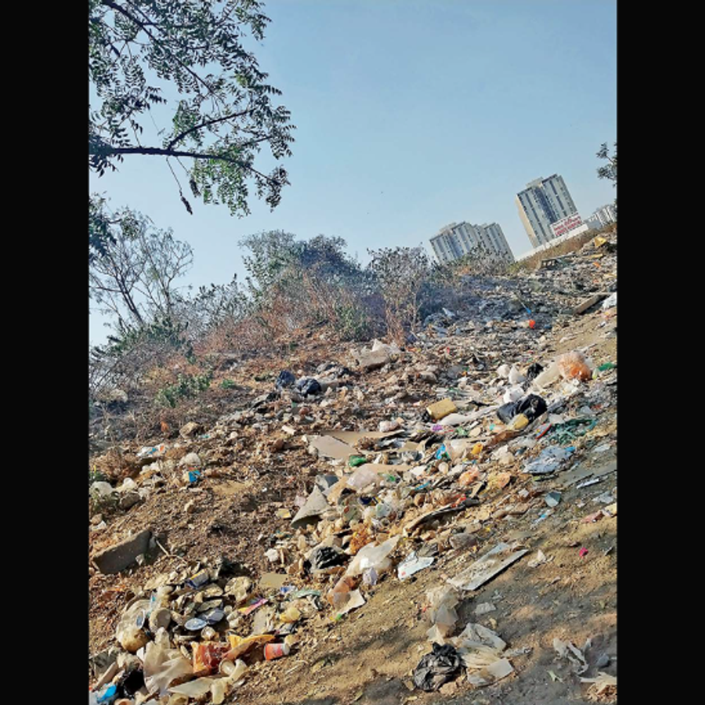 યુનિવર્સિટી રોડ પર કેન્સર હોસ્પિટલ પાસે કચરાના ઢગલા, કોર્પોરેશન નિષ્ક્રિય.