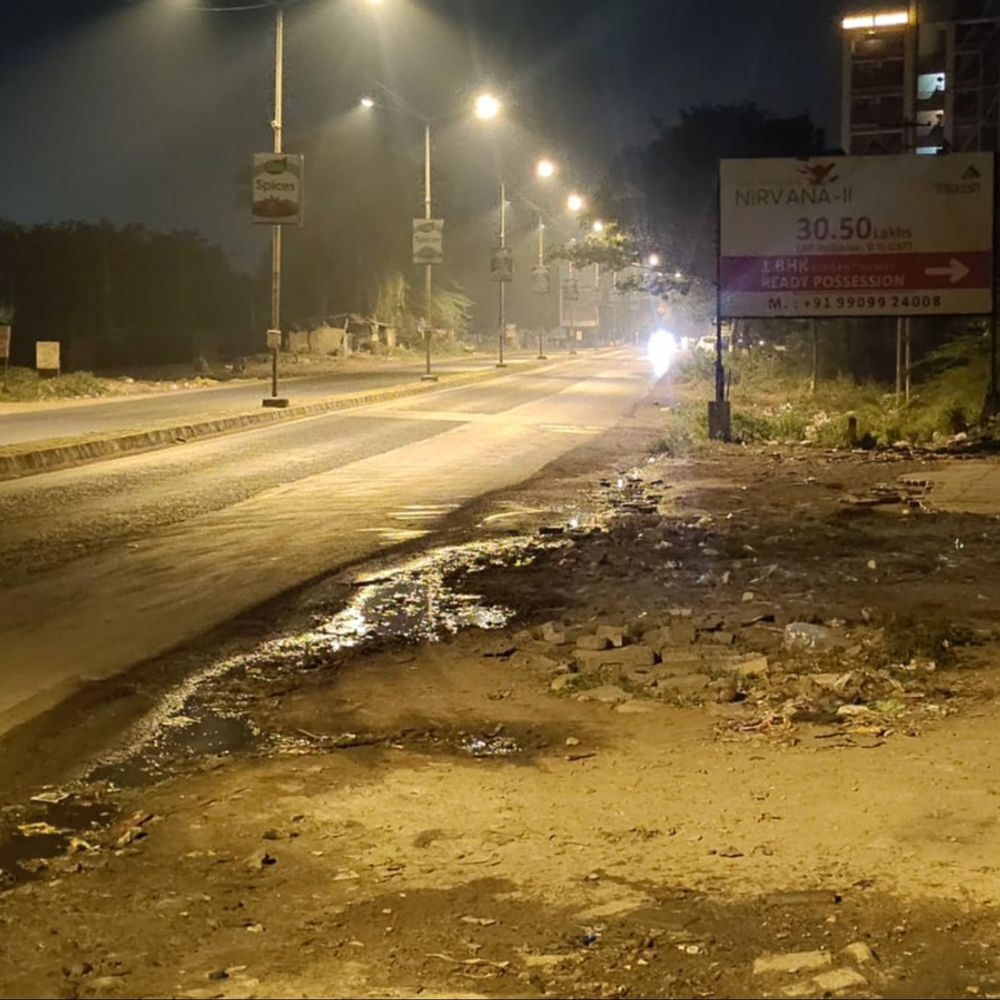 બોપલ-ઘુમા રોડ પર ગટરના પાણીથી હેરાન નાગરિકો: AMC અને સરકાર વચ્ચે ડ્રેનેજ લાઈનનું કામ અટક્યું, RB ની મંજૂરી નથી.",