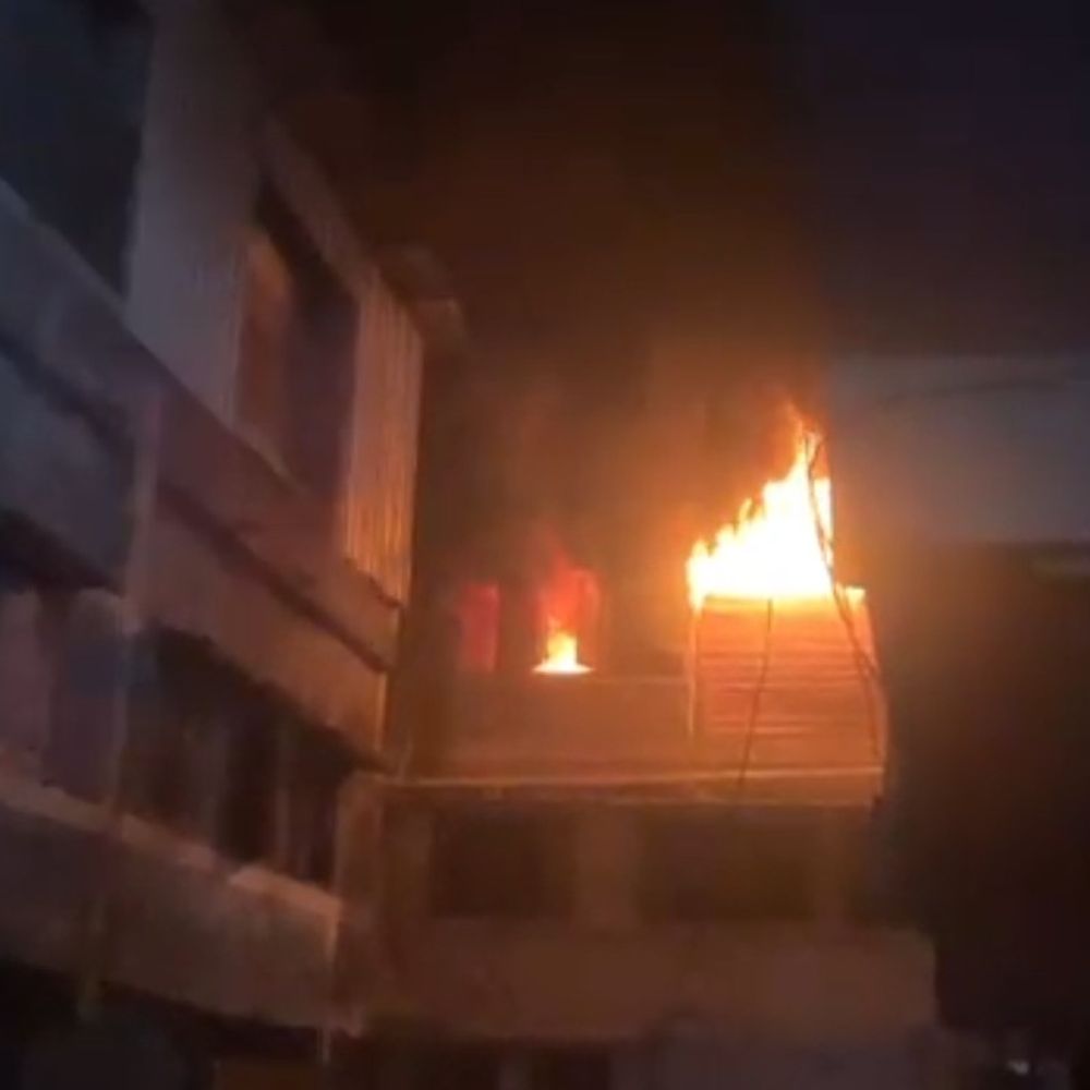 સુરતમાં રાત્રે બે કારખાનામાં આગ: એમ્બ્રોઈડરી અને લુમ્સના કારખાનામાં આગથી મશીનરી અને કાપડનો જથ્થો બળીને ખાખ.