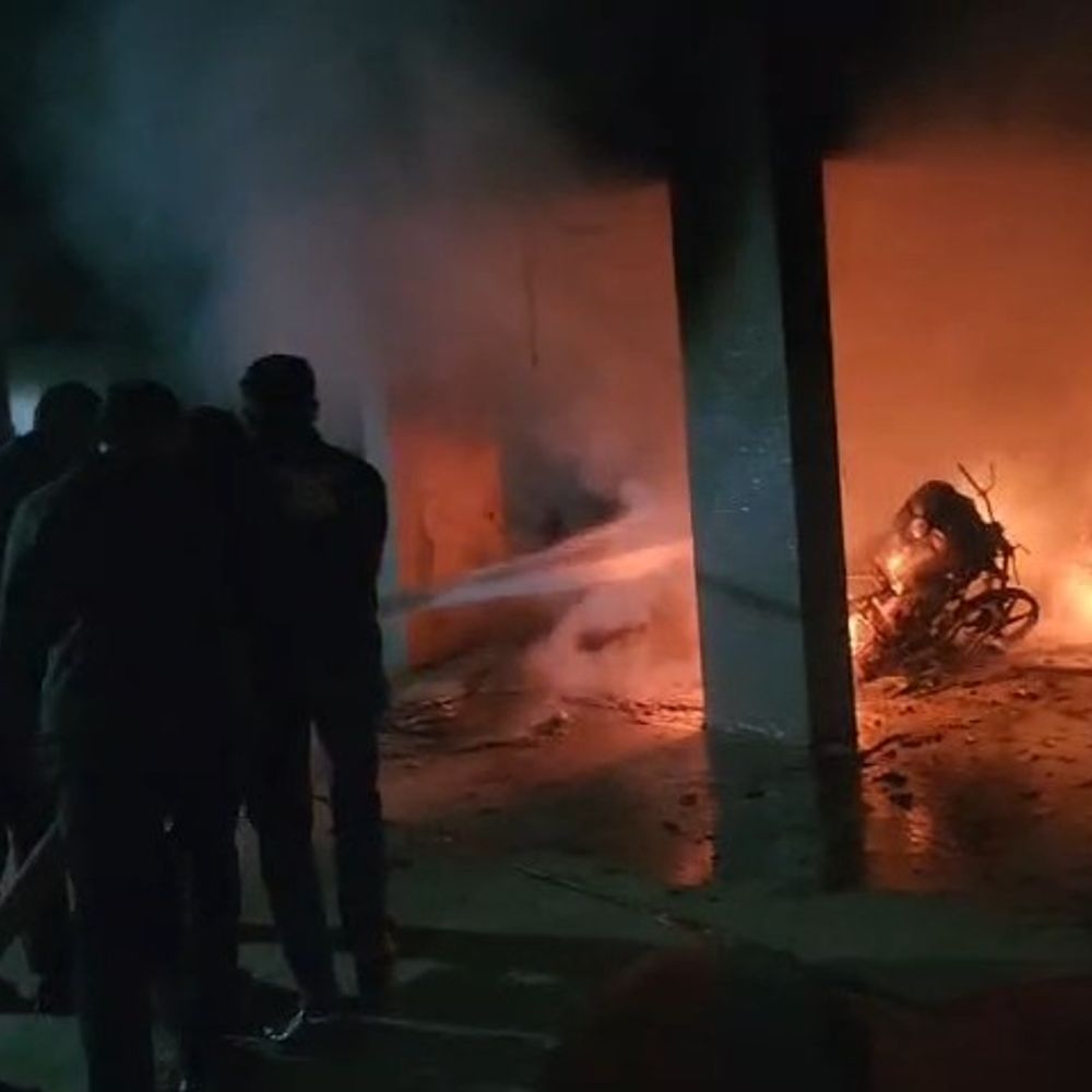 રાજકોટના ડ્રીમ સિટી એપાર્ટમેન્ટમાં આગ લાગવાથી 30 ટુ વ્હીલર ખાખ થઈ ગયા અને રેસ્ક્યુ કરાયું.