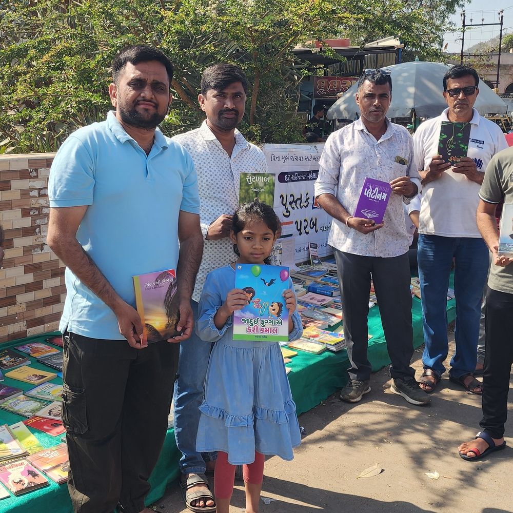 વાંકાનેરમાં પુસ્તક પરબ દ્વારા 'સ્માર્ટ' યુગમાં પુસ્તક પ્રેમની પહેલ: વાંચન શોખીનોનો ઉત્સાહ.