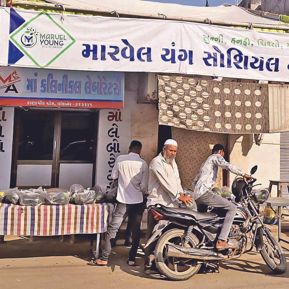 વાંકાનેરમાં રમઝાન નિમિત્તે મારવેલ ગ્રૂપ દ્વારા તરબૂચ વિતરણ સેવા: મોમીન યુવાનોની નિઃસ્વાર્થ સેવા.