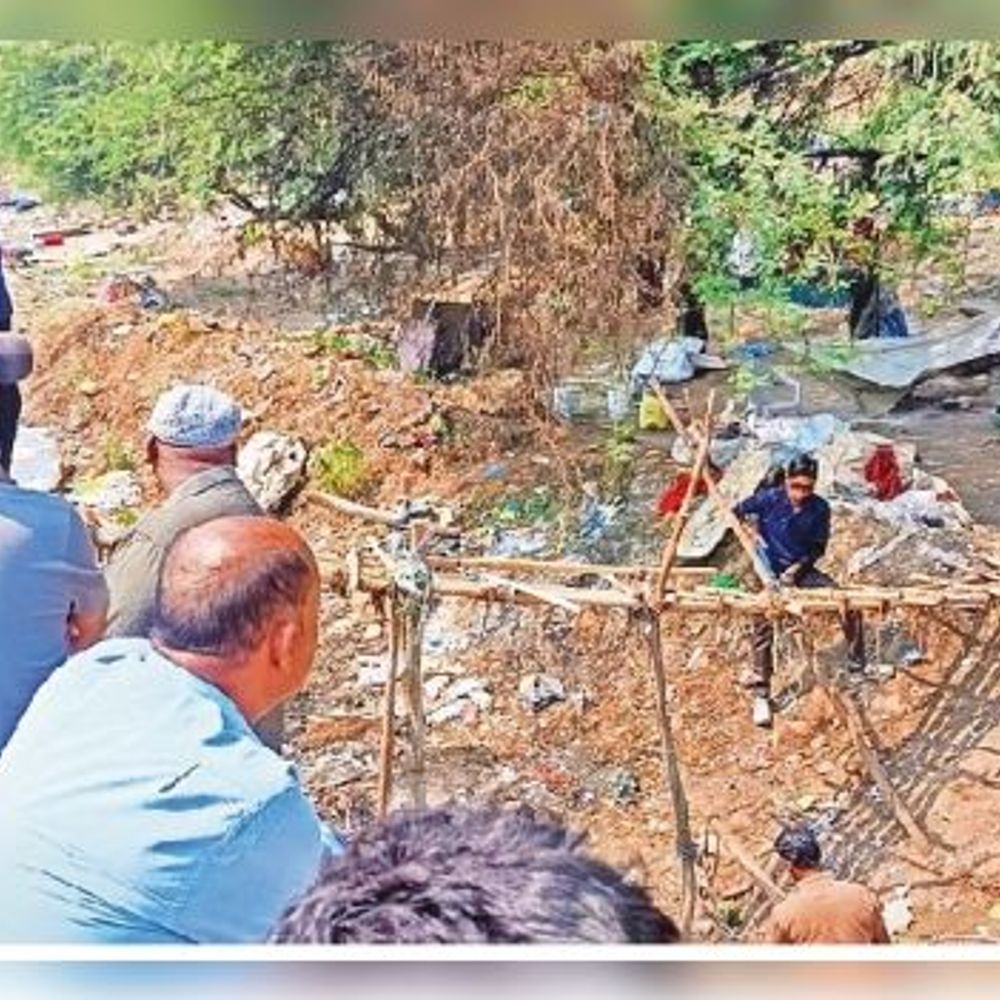 સમા-છાણી કેનાલ રોડ પરના વાંસના બે બ્રિજ તોડાયા, જે ગેરકાયદેસર રીતે બનાવાયા હતા.