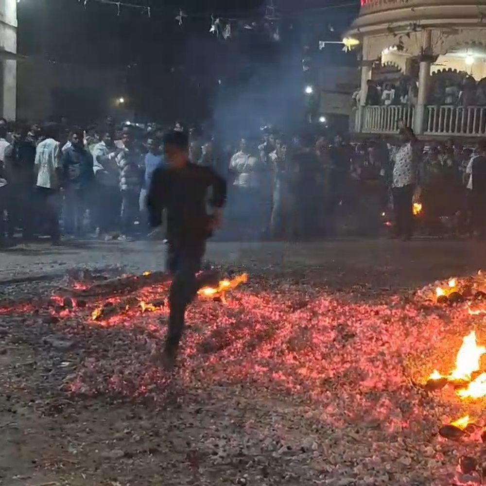 મજરાની 500 વર્ષ જૂની હોળી પરંપરા: શ્રદ્ધાળુઓ અંગારા પર ચાલી ભક્તિ કરે છે.