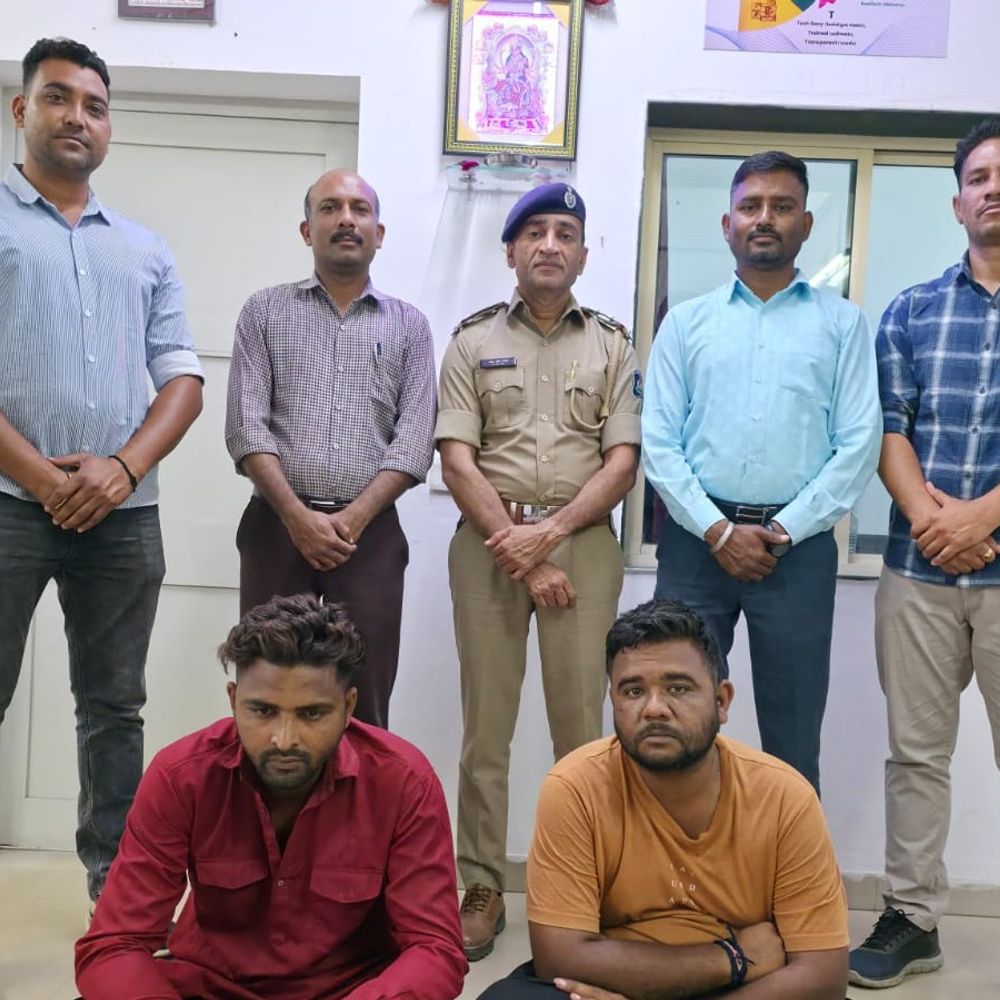 હિંમતનગરમાં પોલીસ બની અપહરણ અને લૂંટ: બે આરોપી ઝડપાયા, મોબાઈલ અને રોકડ જપ્ત.