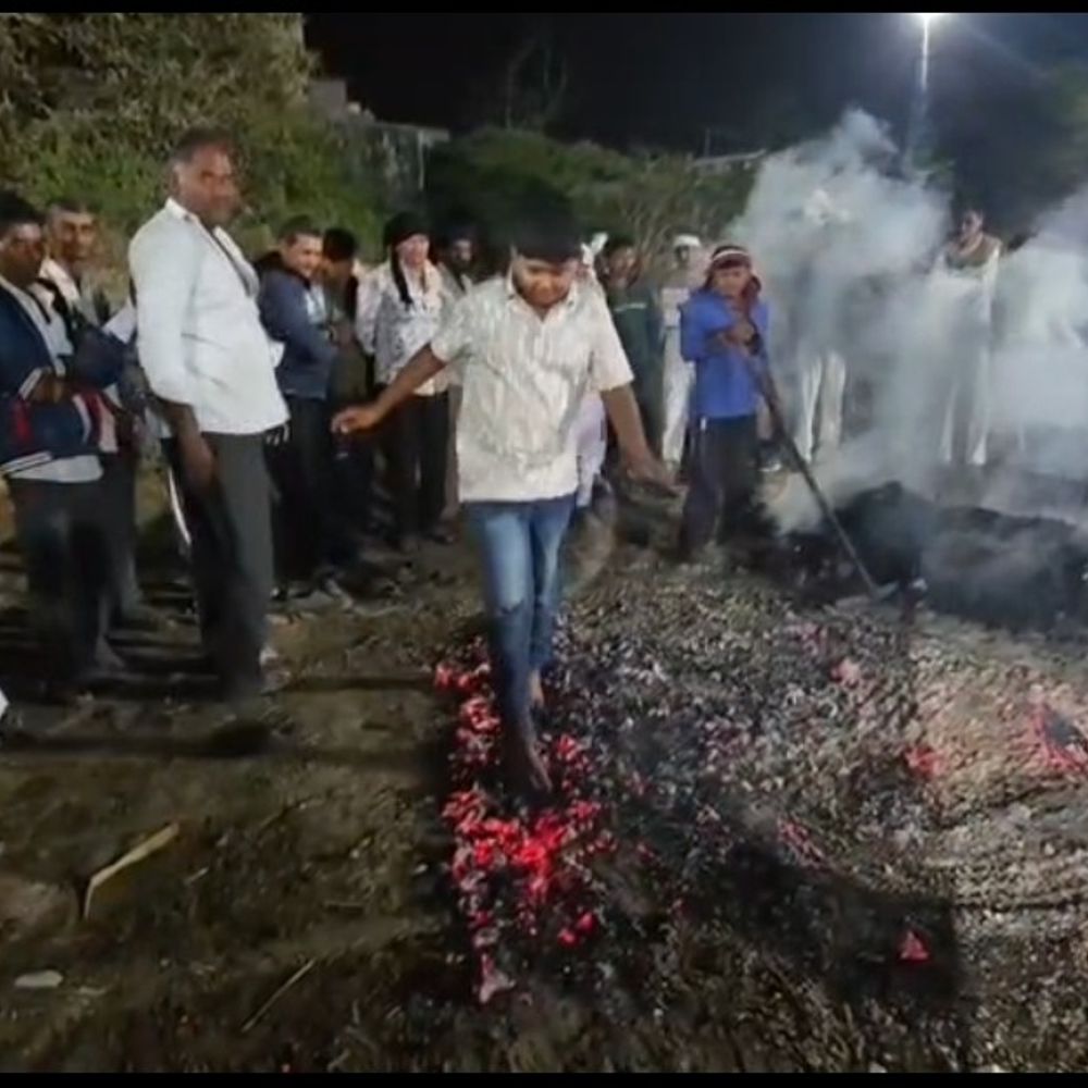 લોઢવા ગામની અનોખી હોળી પરંપરા: અંગારા પર ચાલવાની સદીઓ જૂની આસ્થા અને ગ્રામજનોની એકતાનું પ્રતીક.