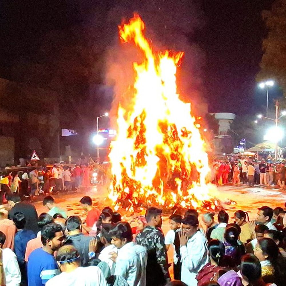 ચંદ્રગ્રહણથી હોળીની અનોખી ઉજવણી, આનંદધામ ગ્રીન સિટી ખાતે હોલિકા દહન અને ધુળેટી બુધવારે ઉજવાઈ.