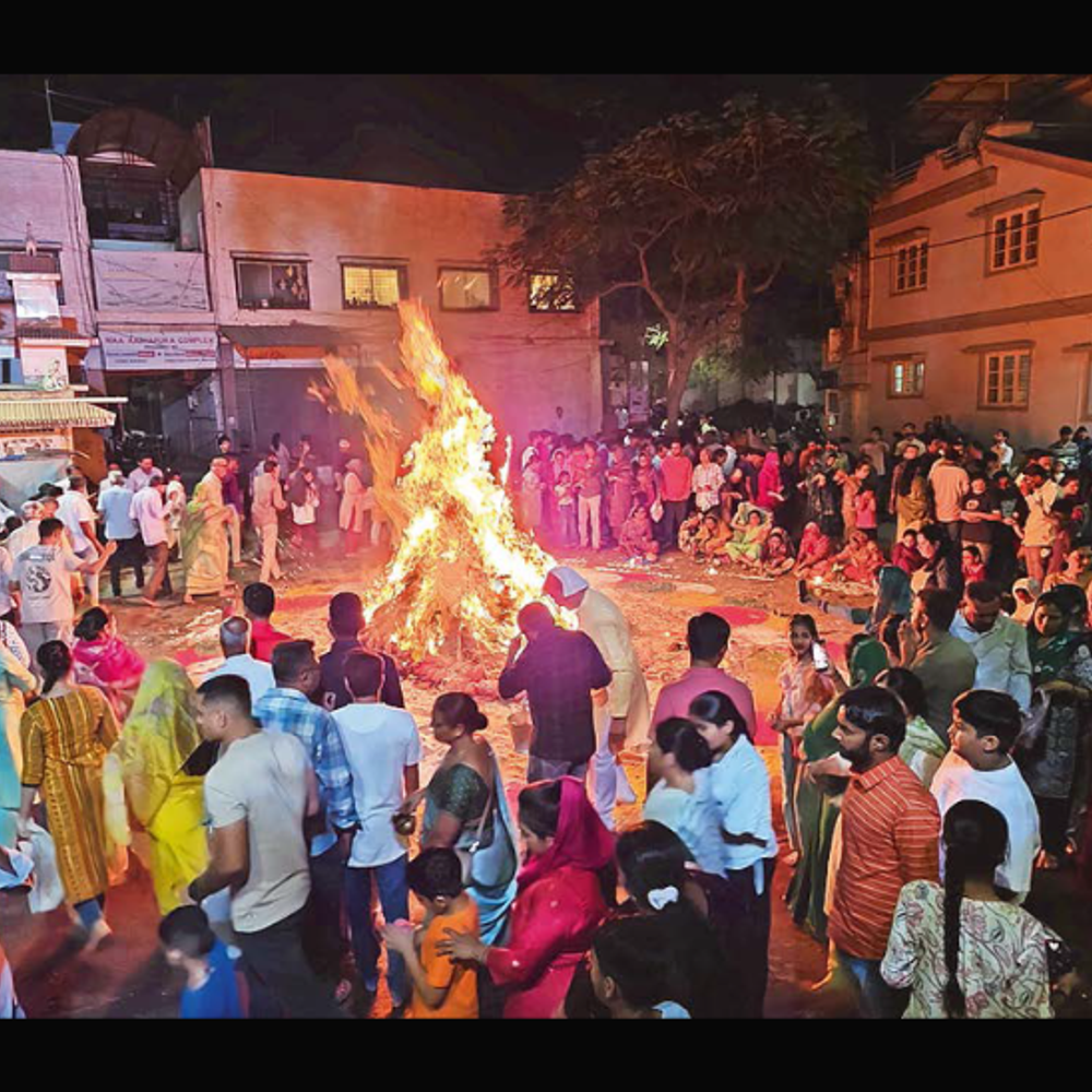 આશાપુરા મંદિરમાં હોળી પ્રાગટ્ય, દરબારગઢમાં વિદેશી મહિલાઓની હાજરી: હોલિકા દહનનું પારંપરિક આયોજન.