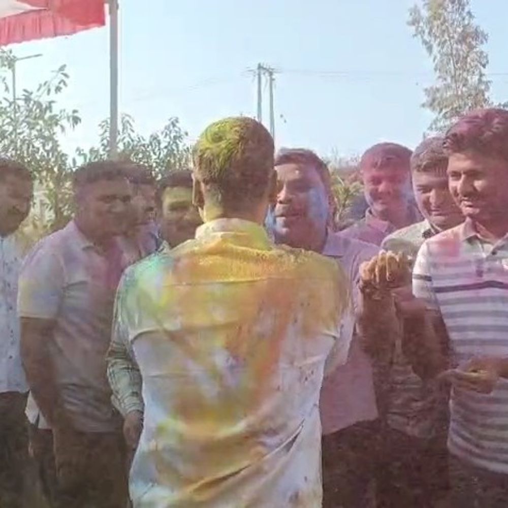 બોટાદ પોલીસ પરિવારે ધુળેટીની ઉજવણી કરી, અધિકારીઓ અને પરિવારો રંગે રમ્યા. (Botad Police parivar celebrated Dhuleti with officers and families)