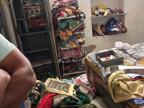 છારાનગરમાં વૃદ્ધાની હત્યા અને લૂંટ: અજાણ્યા શખ્સો સોનુ-રોકડ લઈ ફરાર, પગ બાંધેલી લાશ મળી.