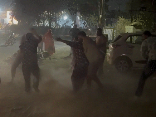 મહિલા બુમો પાડતી રહી ને લુખ્ખાઓ ઘેરીને મારતા રહ્યા:હાથ સૂજી ગયા, હોળીમાં ગુંડાઓ બેફામ ને અમદાવાદ પોલીસની હદ વિવાદની ‘હૈયાહોળી’; સરદારનગરમાં વૃદ્ધાની હત્યા કરી લૂંટ.