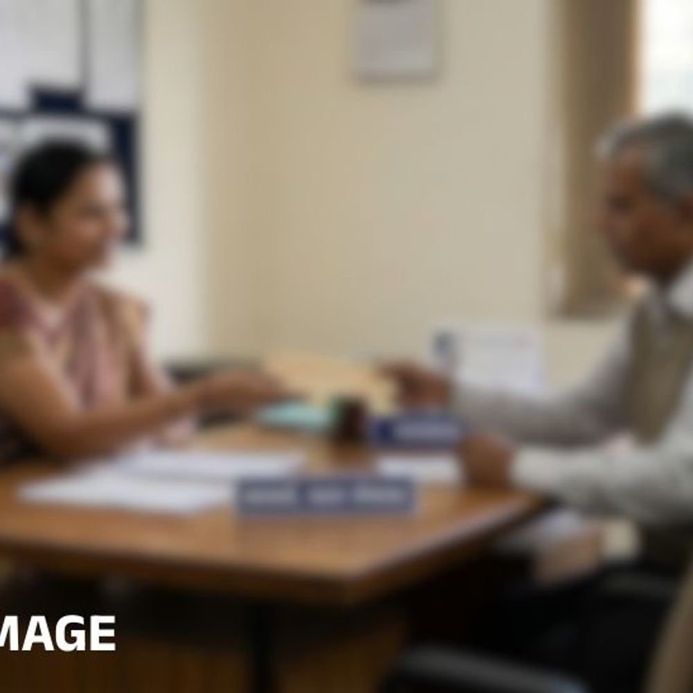 સુરત: પરિણીતાએ સ્કૂલ સંચાલકને પ્રેમજાળમાં ફસાવી, બ્લેકમેલ કરી પૈસા પડાવ્યા, કોલ રેકોર્ડિંગ વાયરલ કરવાની ધમકી આપી.