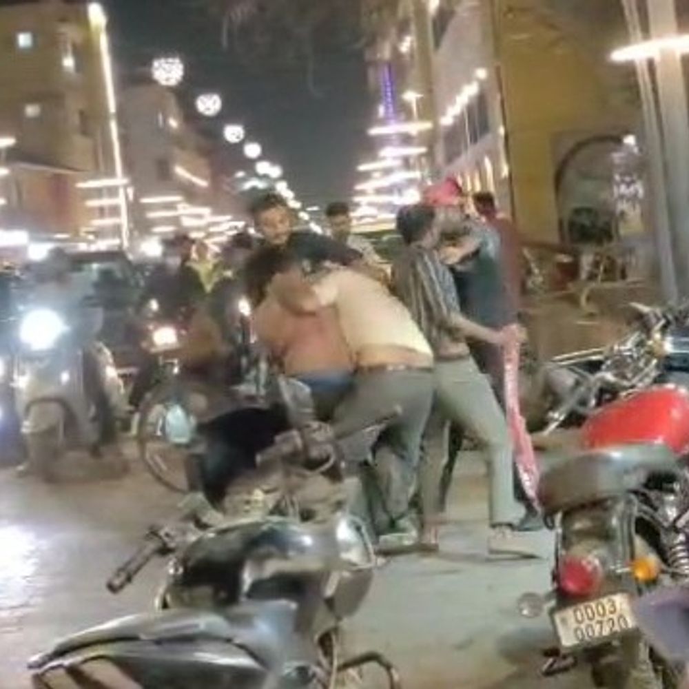 દમણમાં ધુળેટીની રાત્રે સહેલાણીઓની મારામારીનો VIDEO વાયરલ, પોલીસ કામગીરી પર સવાલો ઉઠ્યા.