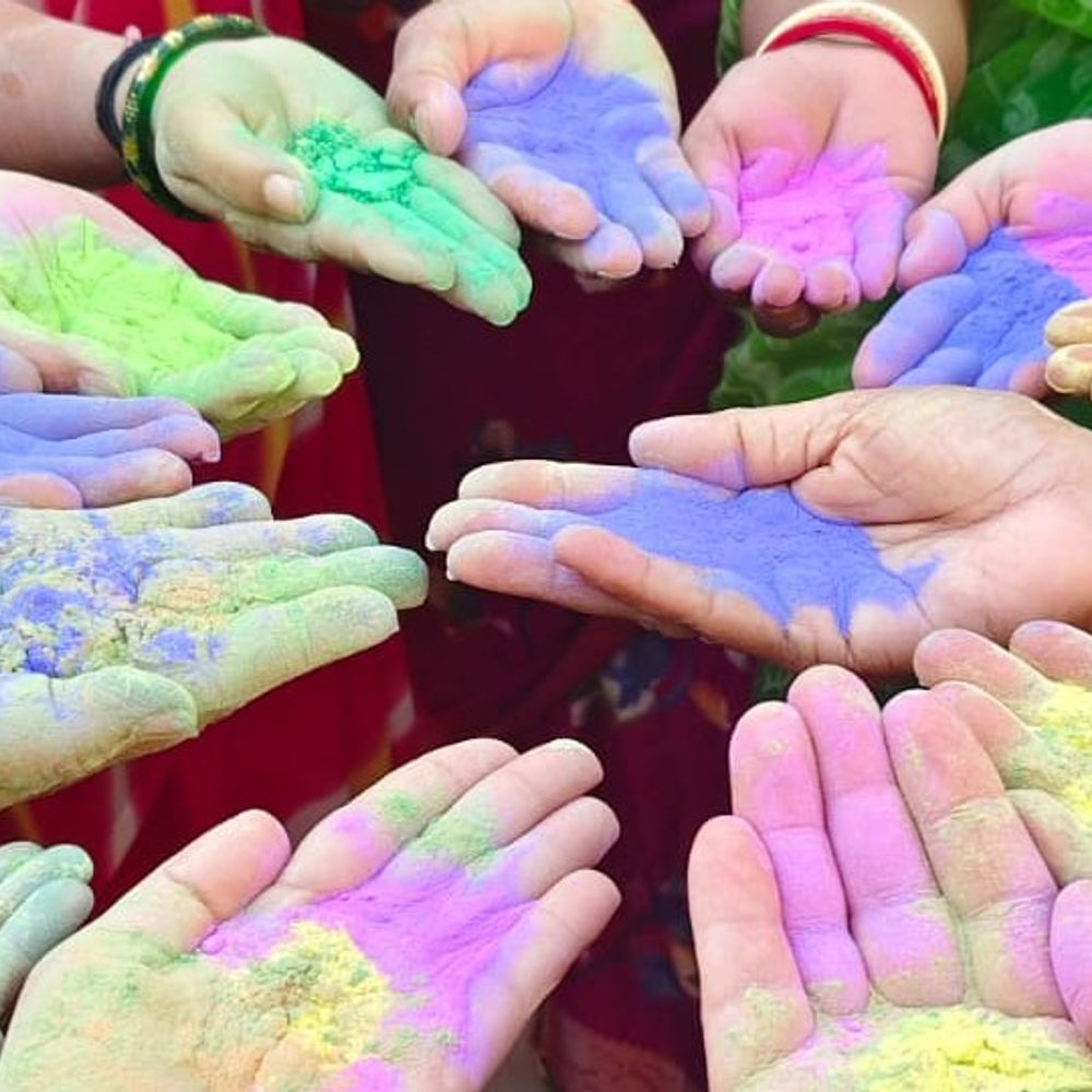 સુરેન્દ્રનગરમાં યોગ સાથે ધુળેટીની ઉજવણી અને કુદરતી રંગોથી હોળી રમવા અંગેની માહિતી.