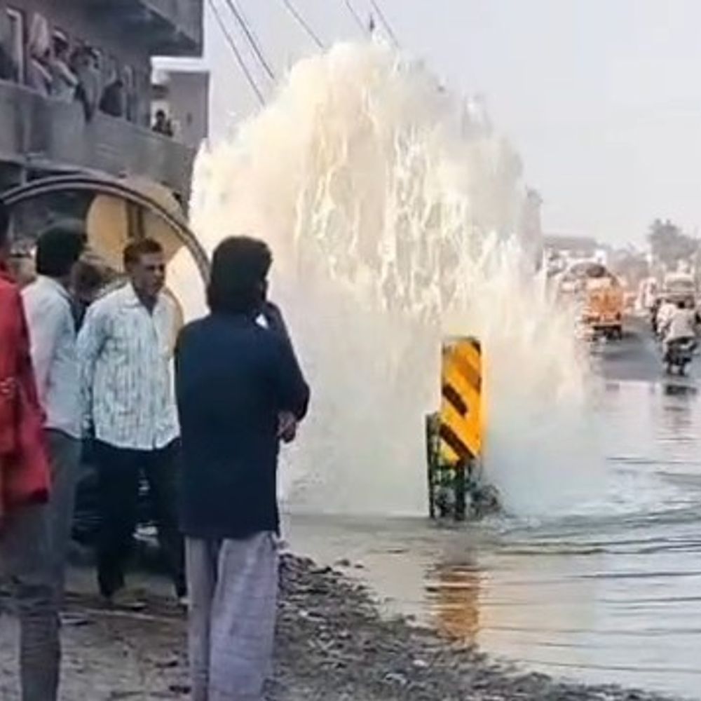 દરેડ રોડ પર પાઇપલાઇનમાં ભંગાણ: 10 ફૂટ ઊંચા ફુવારા સાથે હજારો લિટર પાણીનો વેડફાટ થયો.