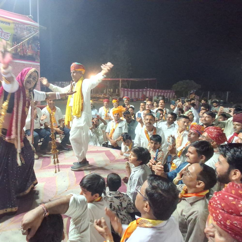 વલસાડમાં રાજસ્થાની પરિવારે ધુળેટીમાં રાસની રમઝટ બોલાવી, જેમાં રજવાડી ઠાઠ સાથે ગેર નૃત્યનું આયોજન કરાયું.