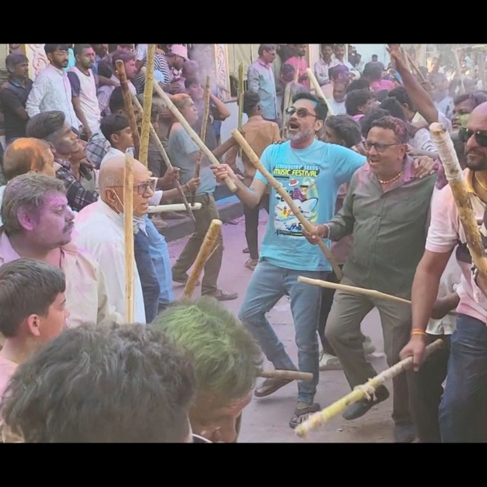 સાકરિયામાં 500 કિલો ગુલાલ સાથે લઠમાર દાંડીયા